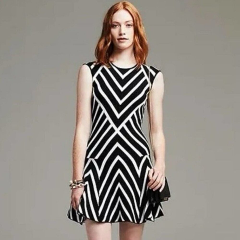 NWT BANANA REPUBLIC Women's L Black White Chevron Stretch Fit Flare Mini Dress
